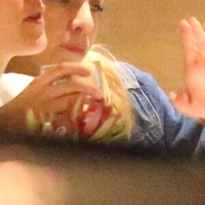 Exclusif - Kristen Stewart et sa petite amie Stella Maxwell dînent dans un restaurant à Los Angeles le 21 mars 2018.