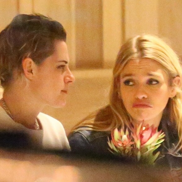 Exclusif - Kristen Stewart et sa petite amie Stella Maxwell dînent dans un restaurant à Los Angeles le 21 mars 2018.