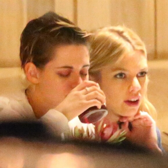 Exclusif - Kristen Stewart et sa petite amie Stella Maxwell dînent dans un restaurant à Los Angeles le 21 mars 2018.