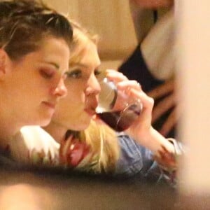 Exclusif - Kristen Stewart et sa petite amie Stella Maxwell dînent dans un restaurant à Los Angeles le 21 mars 2018.