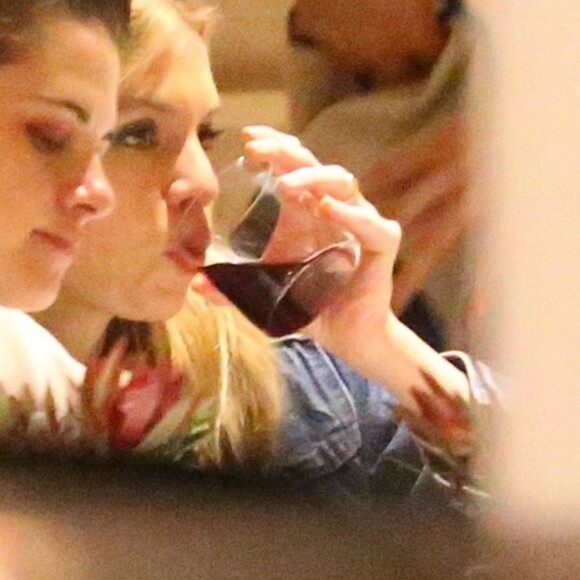 Exclusif - Kristen Stewart et sa petite amie Stella Maxwell dînent dans un restaurant à Los Angeles le 21 mars 2018.