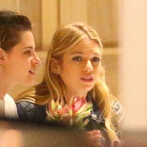 Exclusif - Kristen Stewart et sa petite amie Stella Maxwell dînent dans un restaurant à Los Angeles le 21 mars 2018.