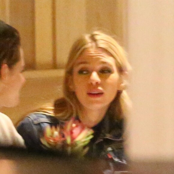 Exclusif - Kristen Stewart et sa petite amie Stella Maxwell dînent dans un restaurant à Los Angeles le 21 mars 2018.