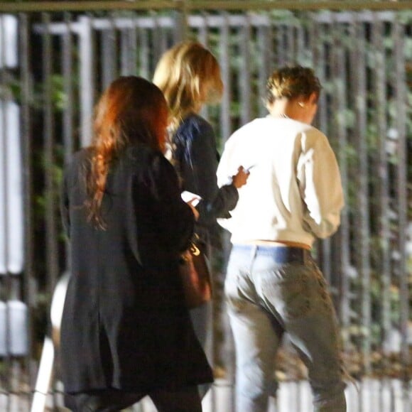 Exclusif - Kristen Stewart et sa petite amie Stella Maxwell dînent dans un restaurant à Los Angeles le 21 mars 2018.
