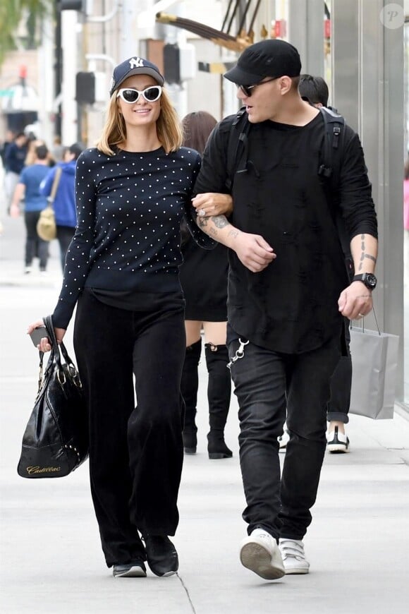 Exclusif - Paris Hilton embrasse son fiancé Chris Zylka à la sortie de la bijouterie Cartier à Los Angeles. Le 7 mars 2018.