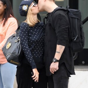 Exclusif - Paris Hilton embrasse son fiancé Chris Zylka à la sortie de la bijouterie Cartier à Los Angeles. Le 7 mars 2018.