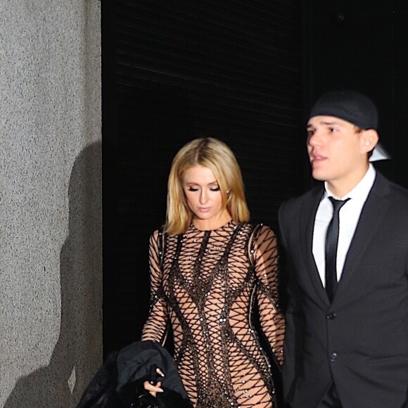 Paris Hilton arrive au bras de son fiancé Chris Zylka - Les célébrités arrivent au restaurant The Grille pour fêter l'anniversaire de Rihanna (30 ans) à New York, le 20 février 2018.