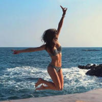 Iris Mittenaere divine en bikini à Cannes : Camille Cerf aux premières loges