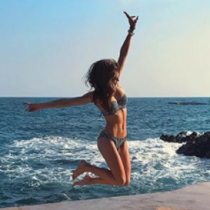 Iris Mittenaere en bikini au côté de Camille cerf, le 27 janvier 2018 à Cannes.