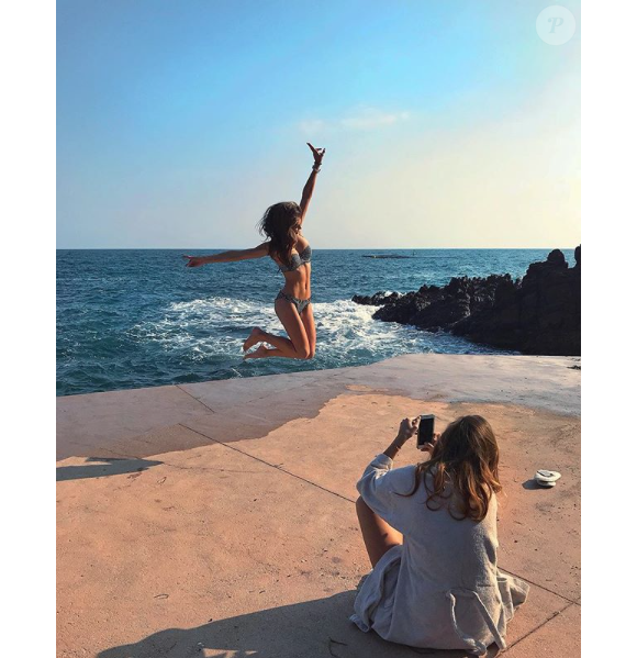 Iris Mittenaere en bikini au côté de Camille cerf, le 27 janvier 2018 à Cannes.
