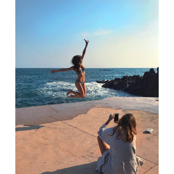 Iris Mittenaere en bikini au côté de Camille cerf, le 27 janvier 2018 à Cannes.