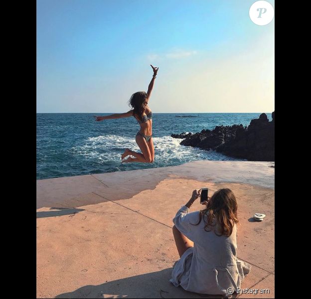 Iris Mittenaere en bikini au côté de Camille cerf, le 27 janvier 2018 à Cannes.