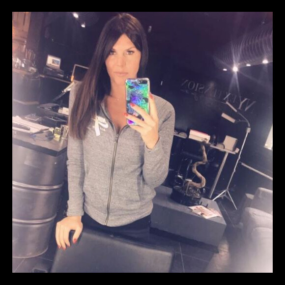 Amélie Neten (Les Anges) se dévoile brune.