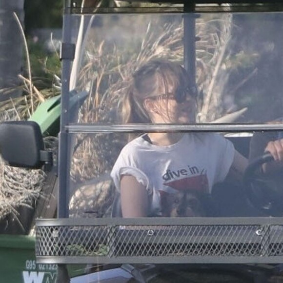 Exclusif - Chris Martin et sa compagne Dakota Johnson se baladent dans une voiture de golf dans les rues de Malibu, le 5 mars 2018
