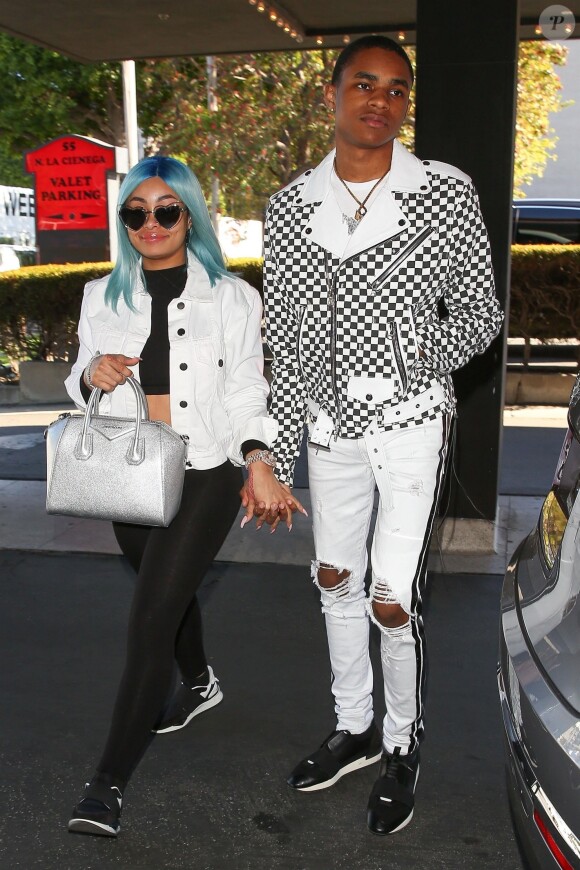 Blac Chyna et son compagnon YBN Almighty Jay arrivent au restaurant main dans la main à Beverly Hills, le 27 mars 2018.