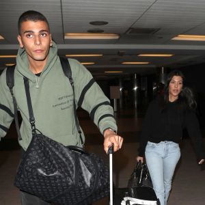 Kourtney Kardashian et son compagnon Younes Bendjima arrivent à l'aéroport de LAX à Los Angeles en provenance de Mexico, le 23 janvier 2018