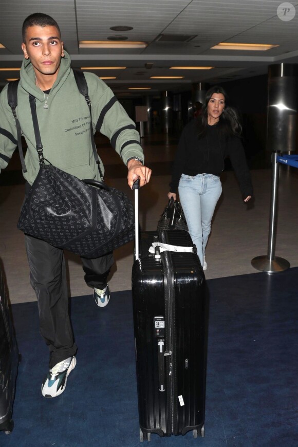 Kourtney Kardashian et son compagnon Younes Bendjima arrivent à l'aéroport de LAX à Los Angeles en provenance de Mexico, le 23 janvier 2018
