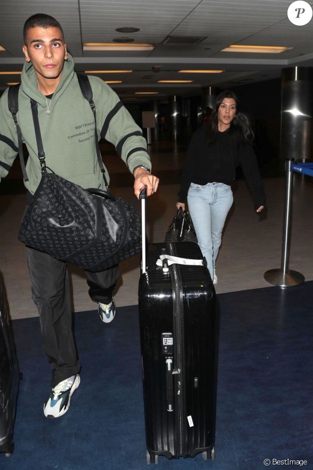 Kourtney Kardashian et son compagnon Younes Bendjima arrivent à l'aéroport de LAX à Los Angeles en provenance de Mexico, le 23 janvier 2018