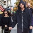 Kourtney Kardashian et son compagnon Younes Bendjima sortent de la boutique Colette et vont à l'hôtel Plaza Athénée à Paris le 26 septembre 2017