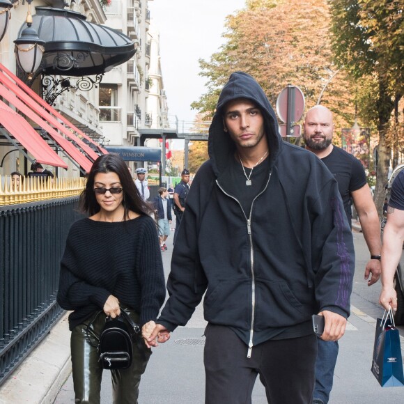 Kourtney Kardashian et son compagnon Younes Bendjima sortent de la boutique Colette et vont à l'hôtel Plaza Athénée à Paris le 26 septembre 2017