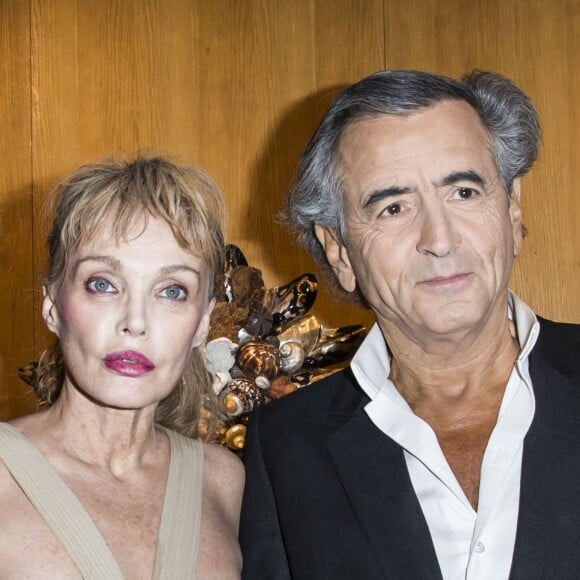 Arielle Dombasle et son mari Bernard-Henri Lévy - Arielle Dombasle présente son parfum "Le secret d'Arielle" par Mauboussin à la Galerie du Passage de Pierre Passebon à Paris le 16 février 2016