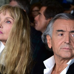 Arielle Dombasle et son mari Bernard Henri-Levy assistent à l'opéra en plein air 'La Traviata' (une production de Benjamin Patou, le PDG de Moma Group) dans la cour d'honneur de l'hôtel des Invalides à Paris le 8 septembre 2015.