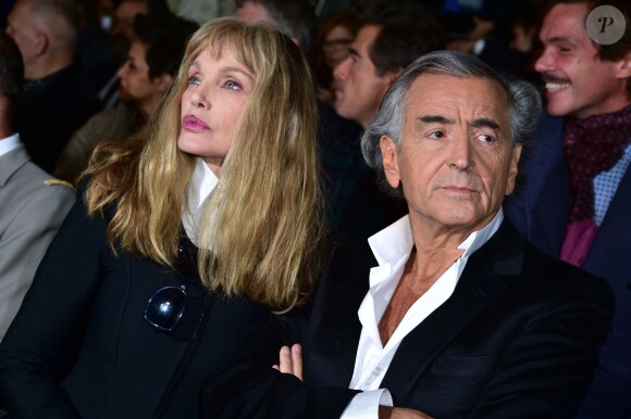 Arielle Dombasle et son mari Bernard Henri-Levy assistent à l'opéra en plein air 'La Traviata' (une production de Benjamin Patou, le PDG de Moma Group) dans la cour d'honneur de l'hôtel des Invalides à Paris le 8 septembre 2015.