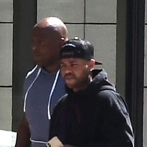 The Weeknd se balade avec un ami dans les rues de Los Angeles, le 29 mars 2018