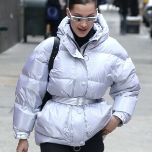 Bella Hadid se rend à une séance photo Versace à New York, le 23 mars 2018