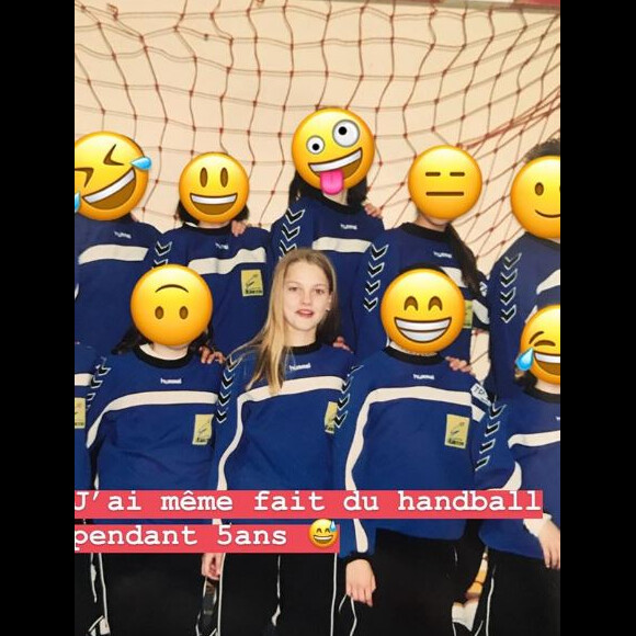 Caroline Receveur ressort des photos dossier sur Instagram le 31 mars 2018.