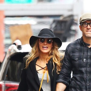 Exclusif - Blake Lively et son mari Ryan Reynolds se baladent main dans la main dans les rues de West Village à New York, le 24 mai 2017.