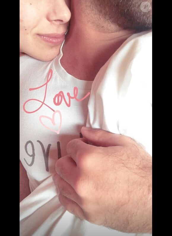 Marine Lorphelin au lit avec son compagnon Christophe. Instagram, le 1er avril.