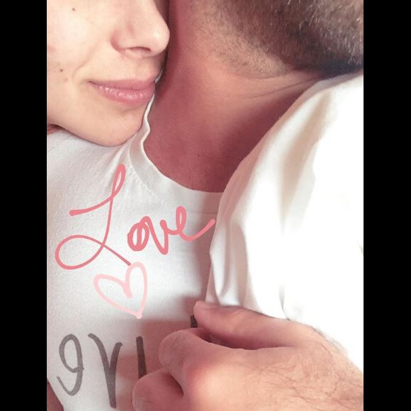 Marine Lorphelin au lit avec son compagnon Christophe. Instagram, le 1er avril.