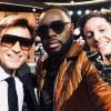 Laurent Delahousse, portant des lunettes de soleil, partage un selfie avec Maître Gims et Vianney sur le plateau de "20h30 le dimanche" sur France 2 le 1er avril 2018.