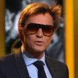 Laurent Delahousse porte des lunettes de soleil façon Maître Gims dans "20h30 le dimanche" sur France 2 le 1er avril 2018.