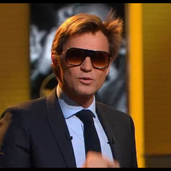 Laurent Delahousse porte des lunettes de soleil façon Maître Gims dans "20h30 le dimanche" sur France 2 le 1er avril 2018.