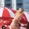 Exclusif - Toni Garrn, topless, se relaxe avec des amis et le mannequin Alina Baikova sur une plage de Miami le 31 mars 2018.