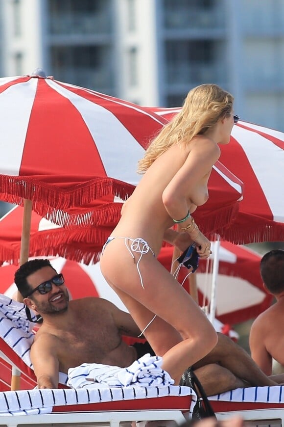 Exclusif - Toni Garrn, topless, se relaxe avec des amis et le mannequin Alina Baikova sur une plage de Miami le 31 mars 2018.