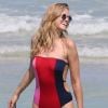 Toni Garrn, topless, se relaxe avec des amis et le mannequin Alina Baikova sur une plage de Miami le 1er avril 2018.