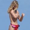 Toni Garrn, topless, se relaxe avec des amis et le mannequin Alina Baikova sur une plage de Miami le 1er avril 2018.