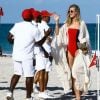 Toni Garrn se relaxe avec des amis et le mannequin Alina Baikova sur une plage de Miami le 1er avril 2018.