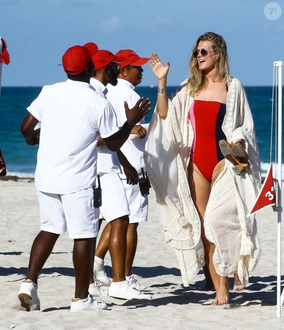 Toni Garrn se relaxe avec des amis et le mannequin Alina Baikova sur une plage de Miami le 1er avril 2018.