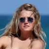 Toni Garrn, topless, se relaxe avec des amis et le mannequin Alina Baikova sur une plage de Miami le 1er avril 2018. 