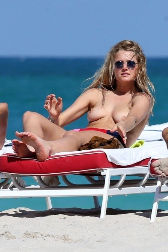 Toni Garrn, topless, se relaxe avec des amis et le mannequin Alina Baikova sur une plage de Miami le 1er avril 2018. 