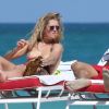 Toni Garrn, topless, se relaxe avec des amis et le mannequin Alina Baikova sur une plage de Miami le 1er avril 2018. 