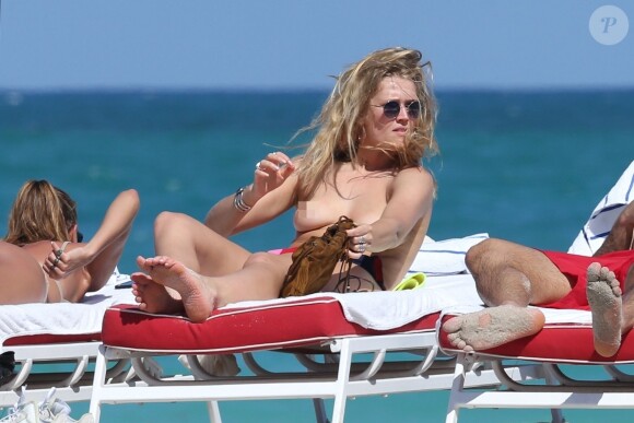 Toni Garrn, topless, se relaxe avec des amis et le mannequin Alina Baikova sur une plage de Miami le 1er avril 2018. 