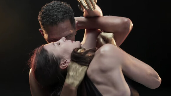 Roschdy Zem et Marie-Agnès Gillot dans "La Boxeuse amoureuse" d'Arthur H - novembre 2017. Extrait de l'album "Amour chien fou".