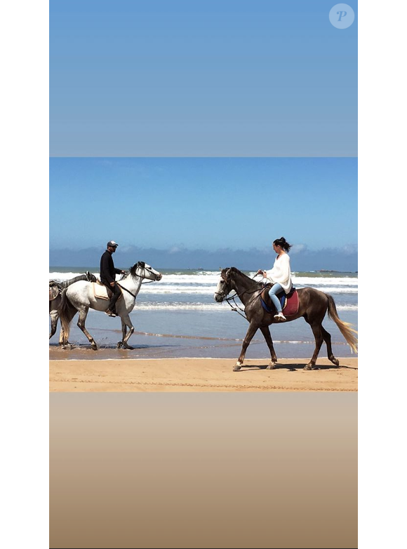Pauline Ducruet fait du cheval sur la plage à Essaouira au Maroc après l'arrivée du Rallye Aïcha des Gazelles, image extraite de sa story Instagram du 3 avril 2018.