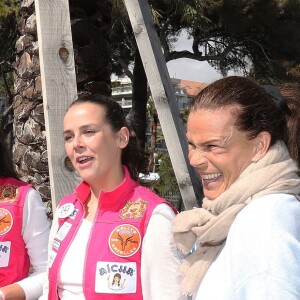 Christian Estrosi, le maire de Nice, salue la princesse Stéphanie de Monaco, Pauline Ducruet et Schanel Bakkouche lors du départ du 28e Rallye Aïcha des Gazelles du Maroc sur la Promenade des Anglais à Nice le 17 mars 2018.