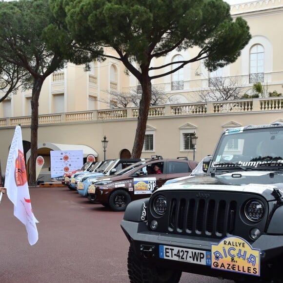 La princesse Stéphanie de Monaco et Dominique Serra (l'organisatrice du Rallye Aïcha des Gazelles) donnent le départ du 28e Rallye Aïcha des Gazelles depuis la Place du Palais de Monaco le 17 mars 2018, voyant partir l'équipage formé par Pauline Ducruet, fille de la princesse, et Schanel Bakkouche. © Bruno Bebert/Bestimage